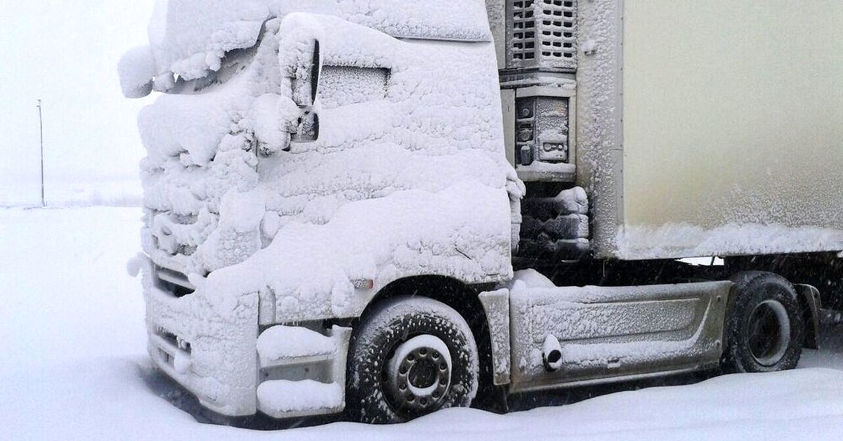 برفگیر شدن کامیون‌ها در گمرک