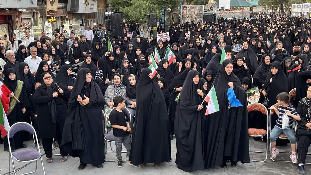 تجدید میثاق بانوان اراک با شهدا و رهبری