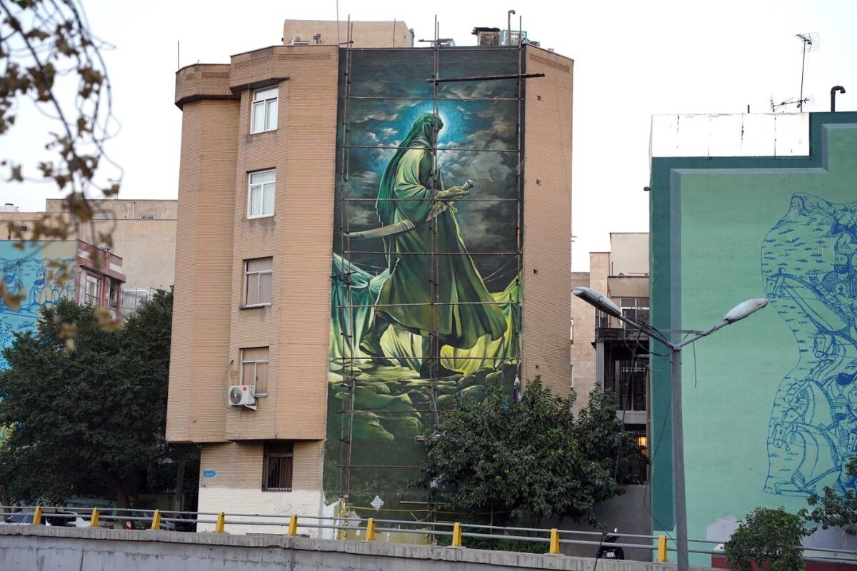 اجرای نقاشی دیواری اثر حسن روح‌الامین در بزرگراه صیاد شیرازی