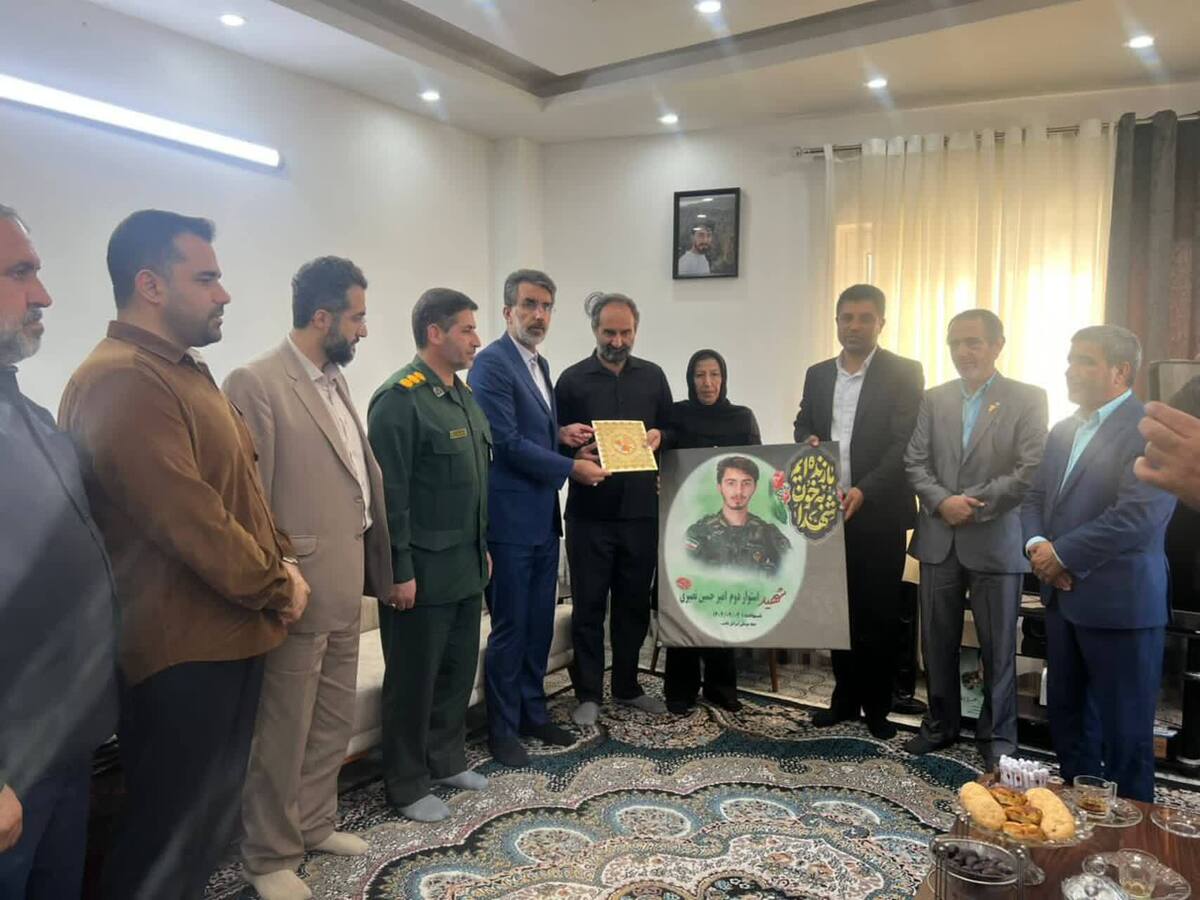 بانوی قهرمان فریدونکناری مدالش را به خانواده شهید ورزشکار امیرحسین نصیری اهدا کرد