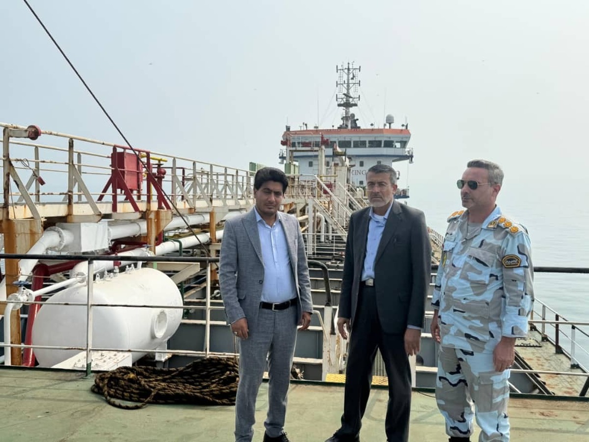 توقیف شناور حامل ۳۰ هزار لیتر سوخت قاچاق در آب‌های خلیج فارس