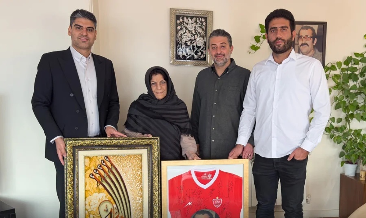 دیدار مدیرعامل پرسپولیس با خانواده شهید درفشی‌فر