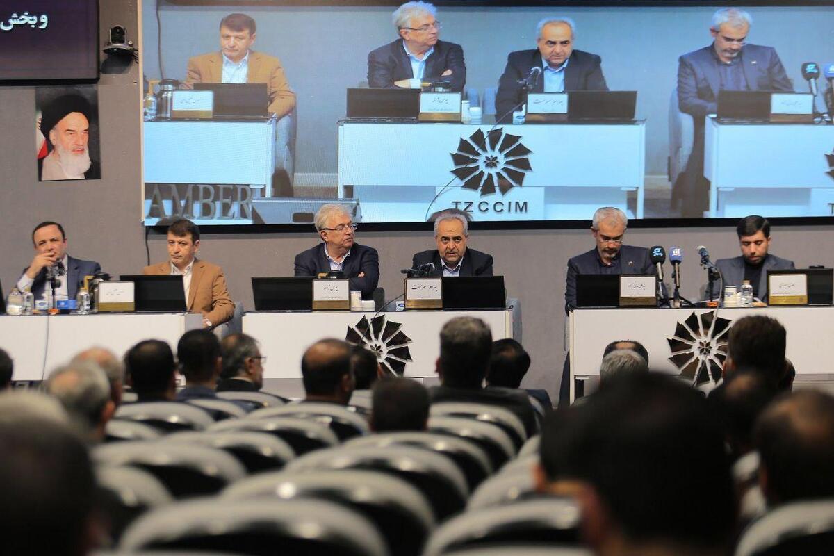 مطالبات رسمی در محورهای مختلف توسعه آذربایجان شرقی به وزیر اقتصاد ارائه شده است