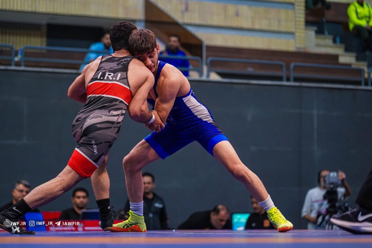 اهدای کاپ سوم مشترک لیگ برتر کشتی فرنگی به دانشگاه آزاد و رعد پدافند